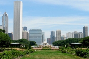 Grant Park / Buckingham Fountain (foreground) with Chicago skyline