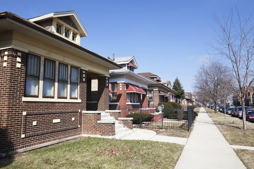 rsz_homes_street_chicago_bungalows_istock_000016016587_xxxlarge